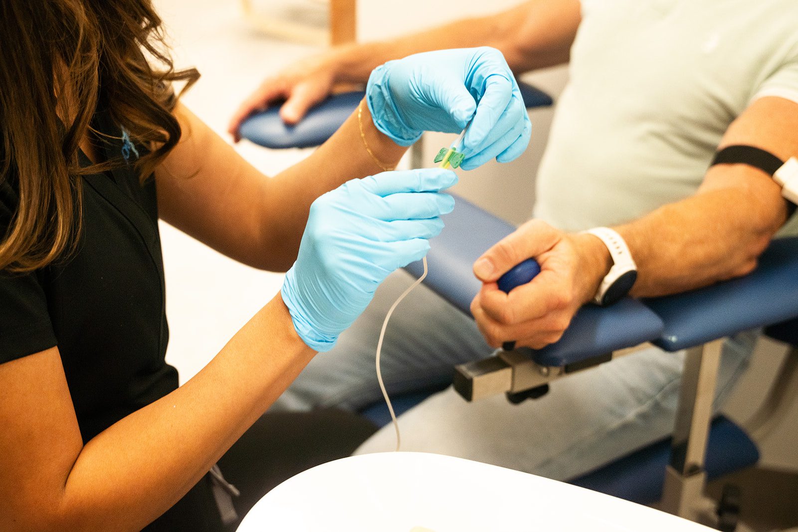 image of a doctor getting ready to perform hormone replacement therapy albuquerque