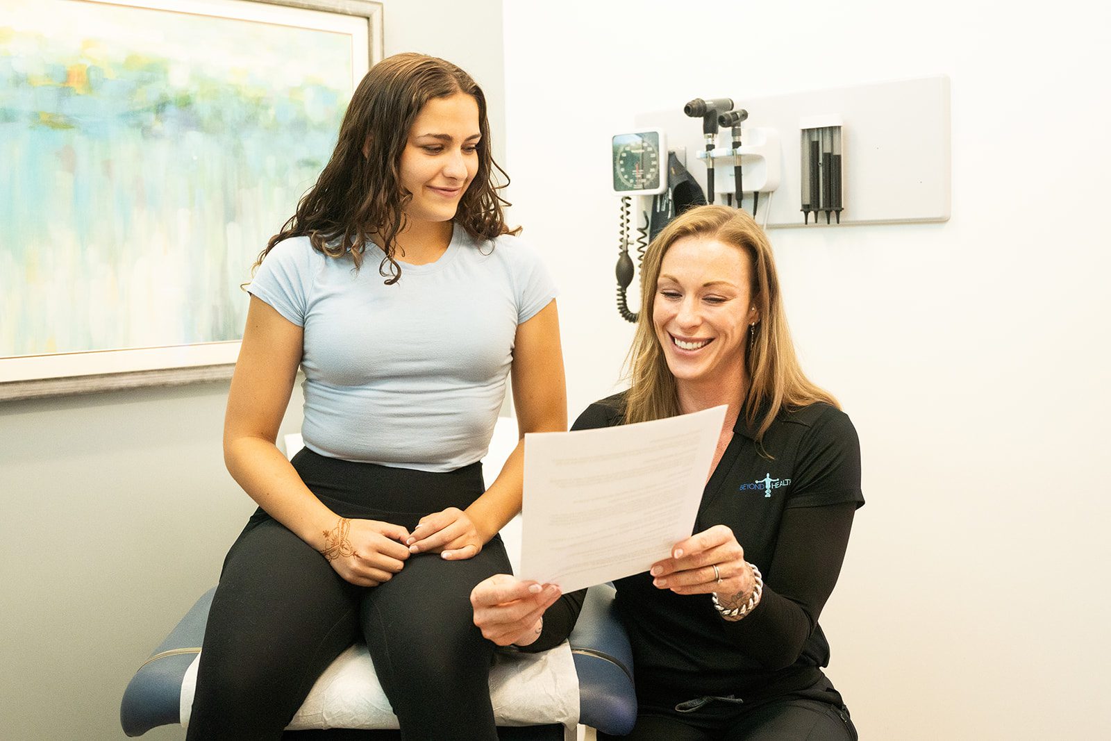 Image of a doctor with her patient through concierge medicine new mexico